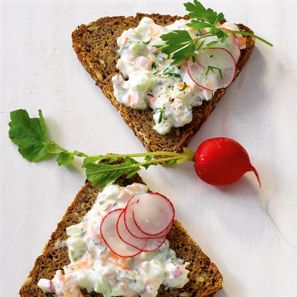 Kräuter-Gemüse-Quark auf Brot