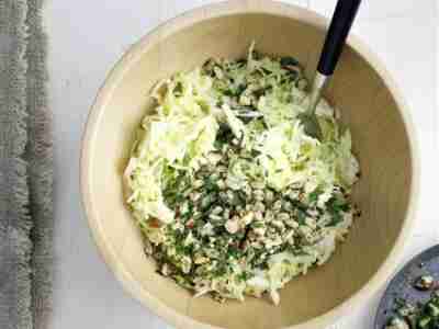 Spitzkohl-Nuss-Salat