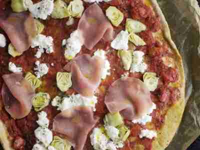 Slow-Carb-Pizza mit Artischocken und Schinken