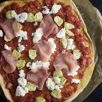 Slow-Carb-Pizza mit Artischocken und Schinken