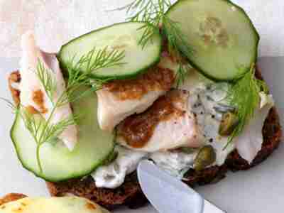 Vollkornbrot mit Dillcreme und geräucherter Forelle