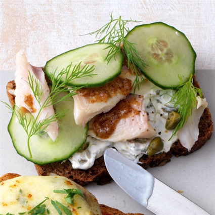 Vollkornbrot mit Dillcreme und geräucherter Forelle