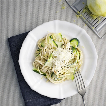 Zucchinispaghetti mit Pinienkernen und Zitronensahne