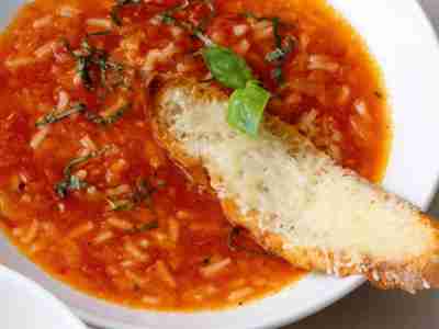 Tomatensuppe mit Basilikum auf Parmesanbrot