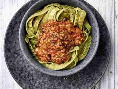 Asia-Bolognese mit Edamame-Nudeln