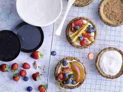 Beeren-Granola-Törtchen