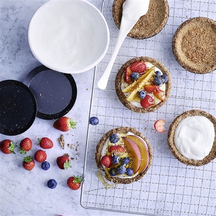 Beeren-Granola-Törtchen