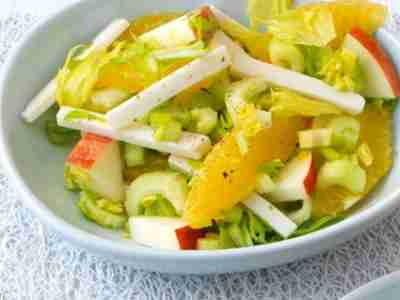 Salat mit Staudensellerie, Birne und Ziegengouda