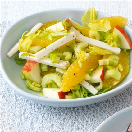Salat mit Staudensellerie, Birne und Ziegengouda