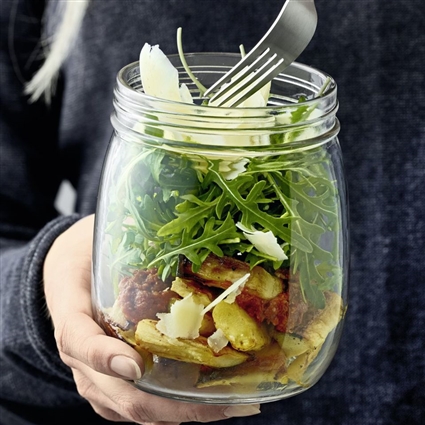 Gebackener Pastinakensalat mit rotem Pesto