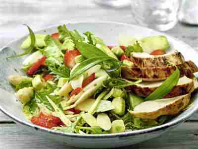 Frischer Frühlingssalat mit Spicy Chicken
