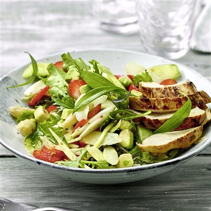 Frischer Frühlingssalat mit Spicy Chicken