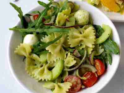 Italienischer Nudelsalat mit grünem Pesto