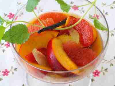 Früchte mit Orangensirup