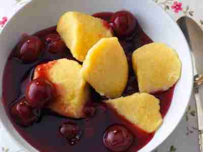 Kirschsuppe mit Maisgrießklößchen