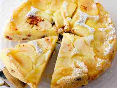 Gestürzte Apfeltorte mit Rosinen (Upside-Down-Torte)