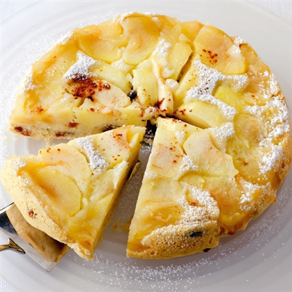 Gestürzte Apfeltorte mit Rosinen (Upside-Down-Torte)