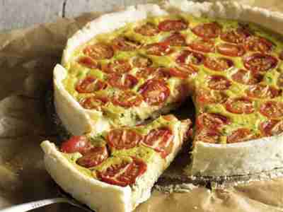 Veganer Seidentofu-Guss auf Tomatenquiche