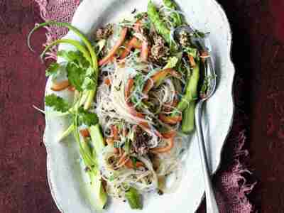 Asiatischer Glasnudelsalat mit grünem Spargel