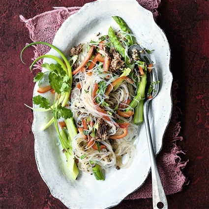Asiatischer Glasnudelsalat mit grünem Spargel