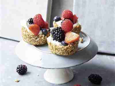 Zuckerfreie Granola-Cups mit Beeren