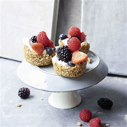 Zuckerfreie Granola-Cups mit Beeren