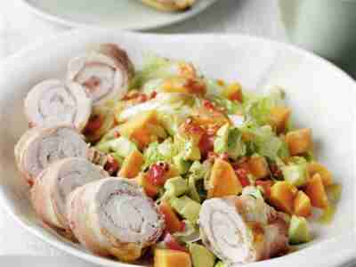 Avocado-Papaya-Salat mit Hähnchenroulade