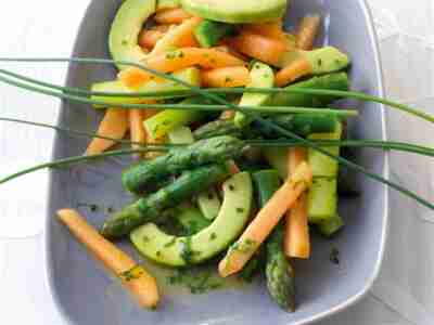 Lauwarmer Spargelsalat mit Melone und Avocado