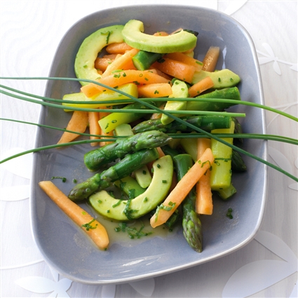 Lauwarmer Spargelsalat mit Melone und Avocado