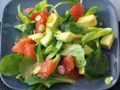 Avocadosalat mit rosa Grapefruit