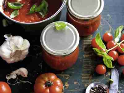 Eingemachte Tomatensauce mit Basilikum