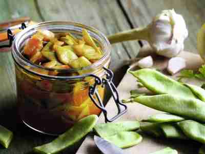 Eingemachte breite grüne Bohnen mit Tomaten