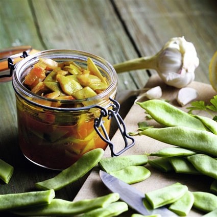 Eingemachte breite grüne Bohnen mit Tomaten