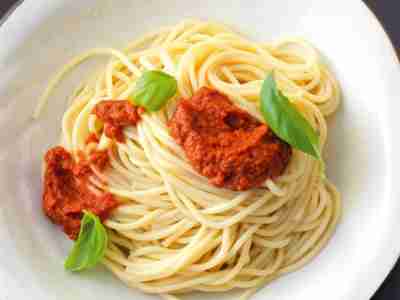 Spaghetti mit rotem Pesto