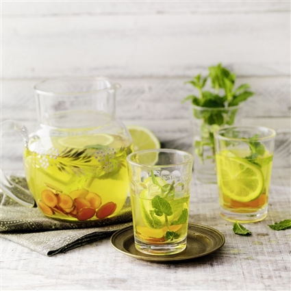 Goldenes Aromawasser mit Kurkuma