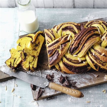 Goldener Hefezopf mit Schokofüllung