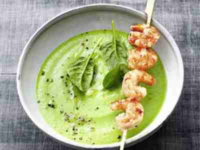 Avocado-Gazpacho mit Garnelen