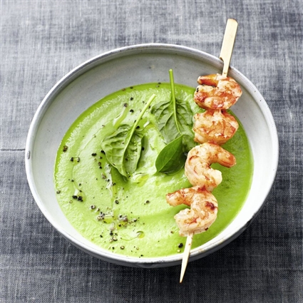 Avocado-Gazpacho mit Garnelen