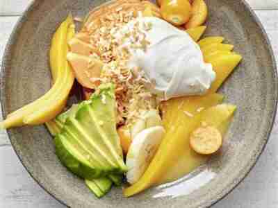 Exotischer Obstsalat mit Avocado