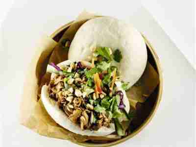 Bao-Buns mit Pulled Jackfruit und buntem Gemüse
