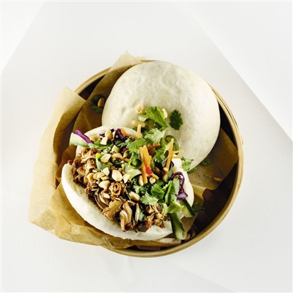 Bao-Buns mit Pulled Jackfruit und buntem Gemüse