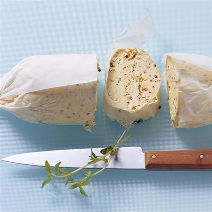 Grobe Senfbutter mit Thymian