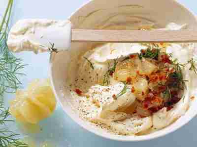 Zitronenbutter mit Wermut und frischem Dill