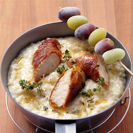 Gebratenes Kaninchen mit Parmaschinken und gefrosteten Grappatrauben