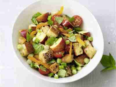 Sommer-Brotsalat mit Pfirsich