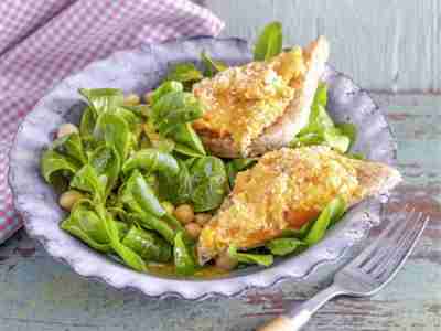 Feldsalat mit Hummus-Toast