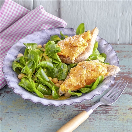 Feldsalat mit Hummus-Toast