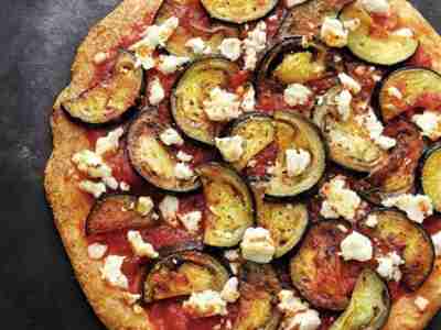 Low-Carb-Pizza mit Auberginen, Harissa und Feta