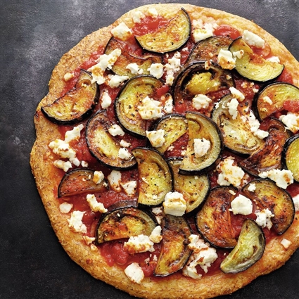 Low-Carb-Pizza mit Auberginen, Harissa und Feta
