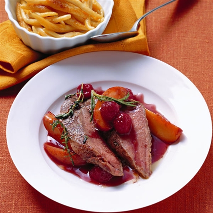 Wildschweinrücken mit Zimt, Himbeeren und Pfirsichen